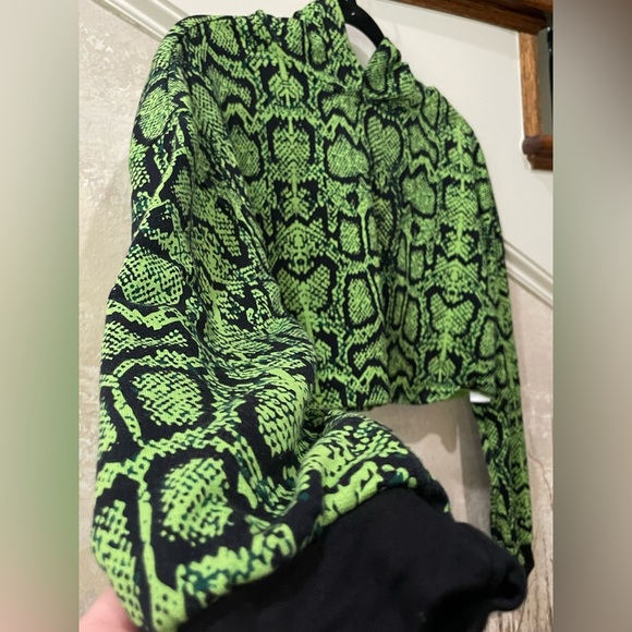 VENUS•100% Cotton•Neon‎ Green Snake Print Cropped Hoodie - Picture 5 of 5